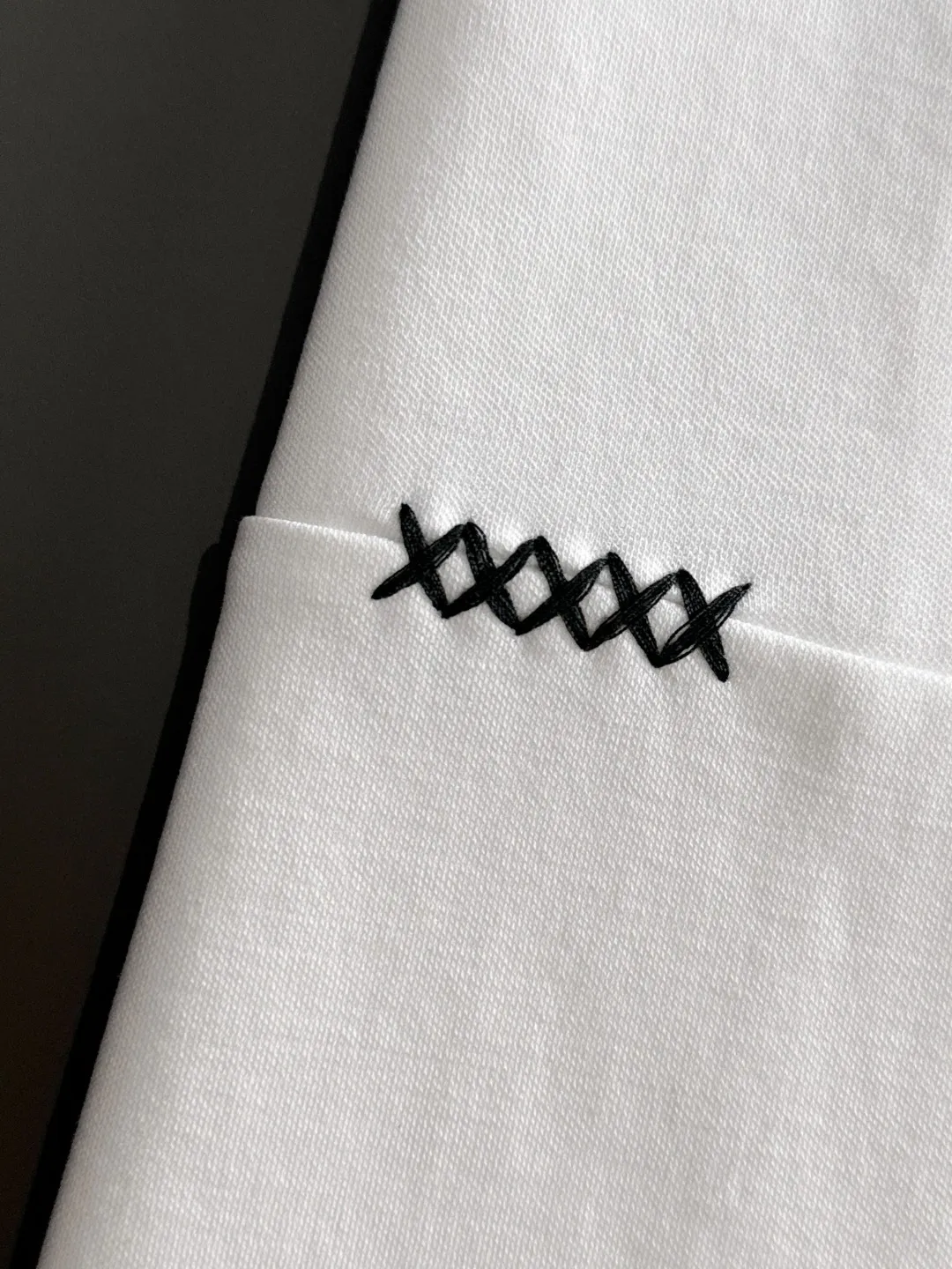 🅿️330 shipped next day. High version Stone Island/Stone Island 25ss spring and summer new high-definition T-shirt. Made with machines imported from Italy. It is truly the most luxurious and high-quality. It is a style that you can wear with your eyes closed. Combed and heavyweight fabrics. High-strength and heavy-weight fabrics feel full of weight when weighed. The upper body is also more textured than ordinary T-shirts and is not easy to deform. This texture can cope with the weather. It is sweat-absorbent and breathable, suitable for both hot and cold conditions! Perfectly produced with reference to the original stitch and stitch! The loose fit design is super noble. Custom-woven signature ribbed collar, cuffs, and hem. Really rare and rare goods Size: M-XXXL